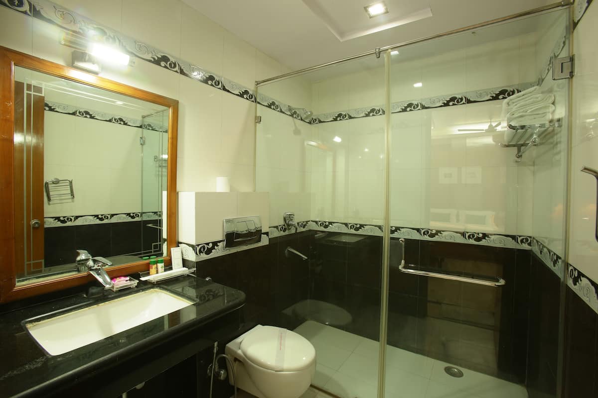 Superior Double or Twin Room | Bathroom | Shower, free toiletries