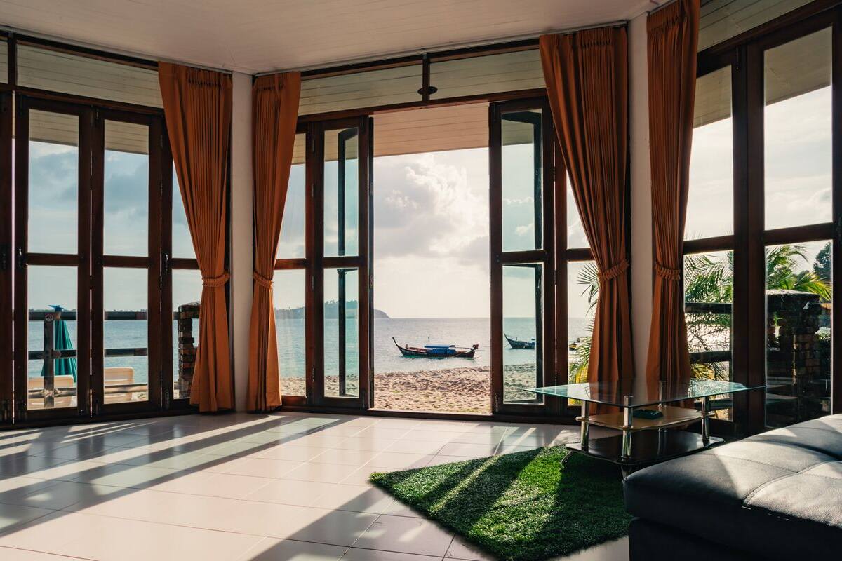 Honeymoon Suite | Living room | 32-inch TV with digital channels