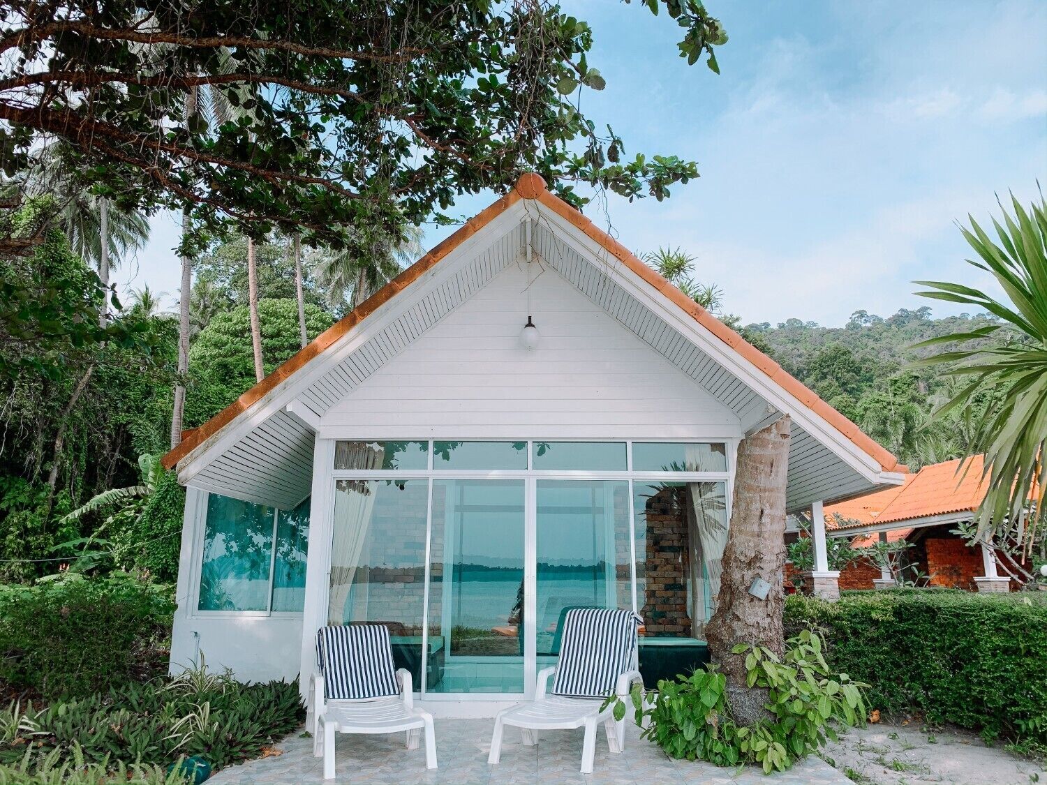 beachfront villa | premium bedding, in-room safe, blackout curtains, soundproofing