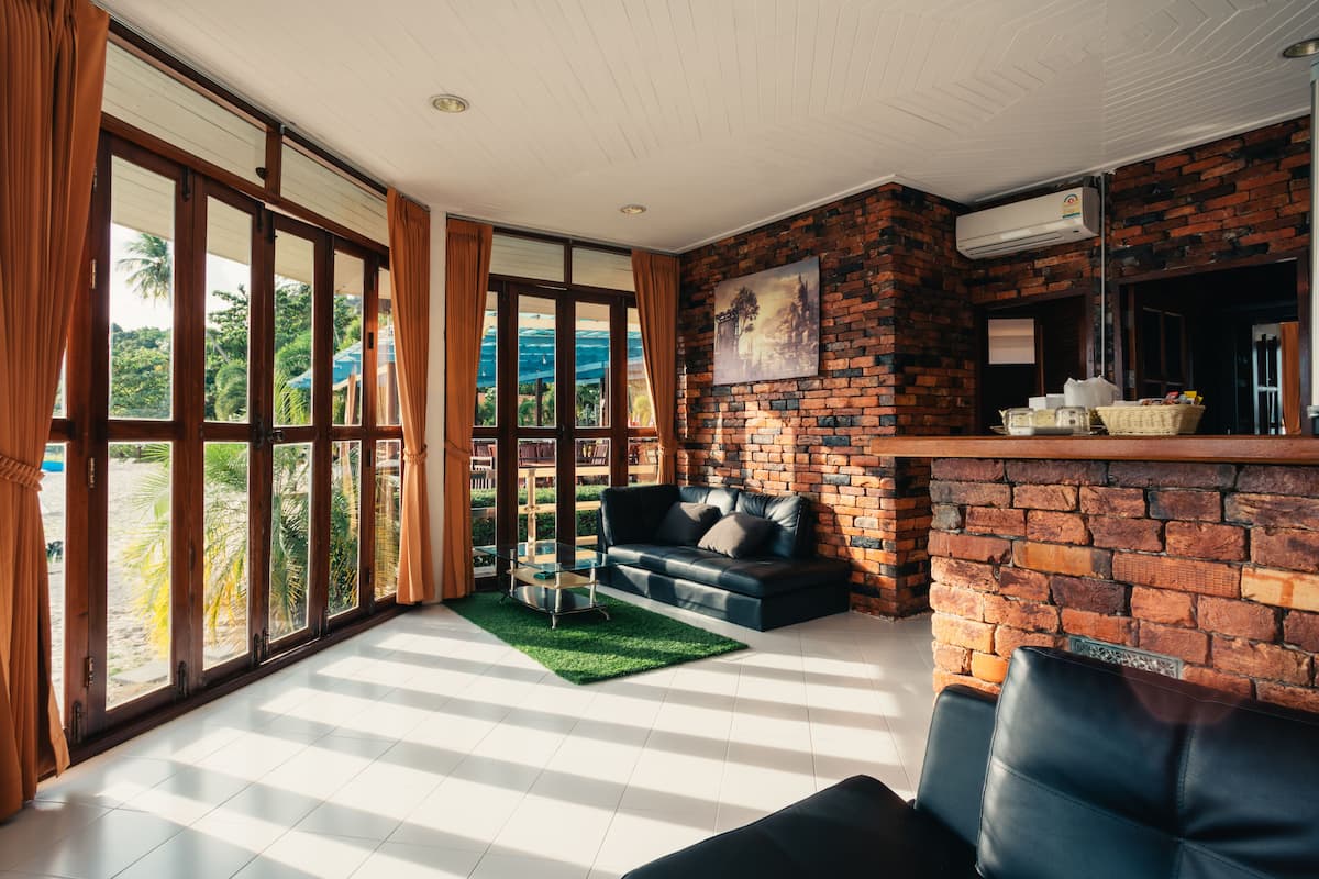 honeymoon suite | living area | 32-inch tv with digital channels