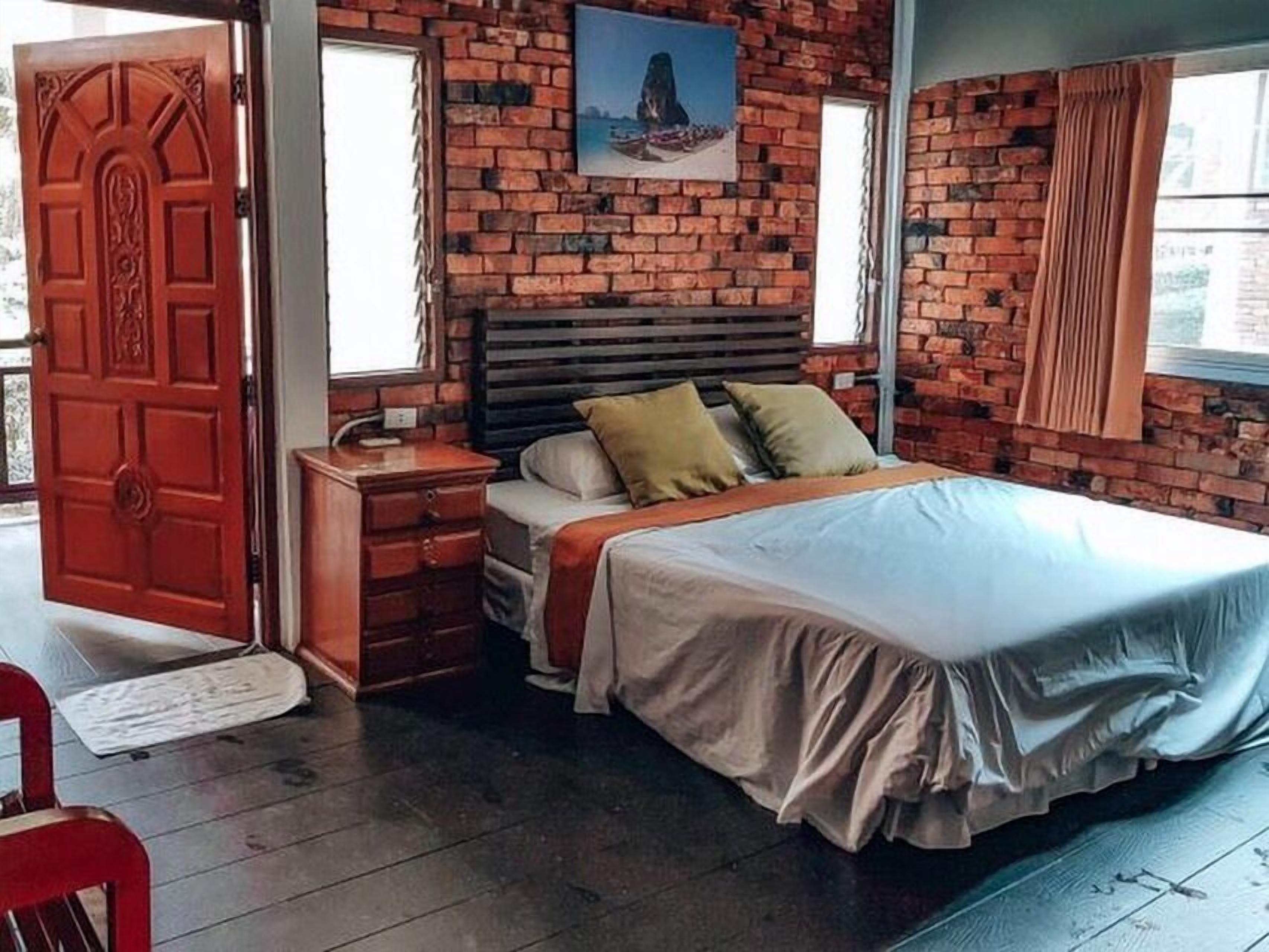 premium bedding, in-room safe, blackout curtains, soundproofing