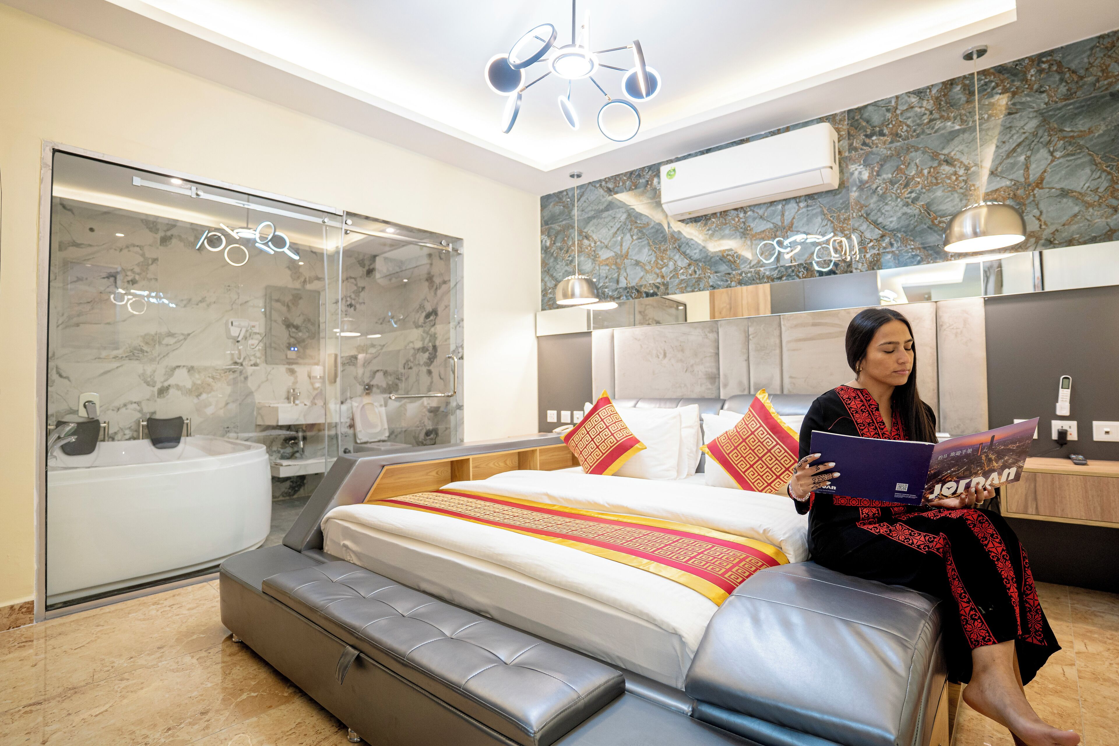 Deluxe Suite with Spa Bath | 1 bedroom, free minibar, in-room safe, blackout curtains