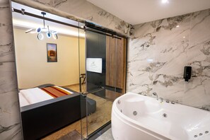 Deluxe Suite with Spa Bath | Bathroom | Eco-friendly toiletries, hair dryer, bathrobes, slippers - P Quattro Relax Hotel (Wadi Musa)