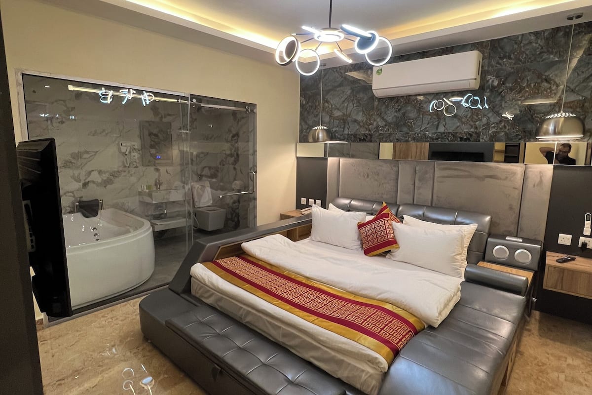 deluxe suite with spa bath | free minibar, in-room safe, blackout curtains, soundproofing