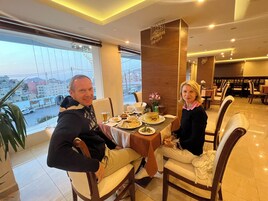 2 间餐厅，供应早餐、午餐和晚餐，国际美食