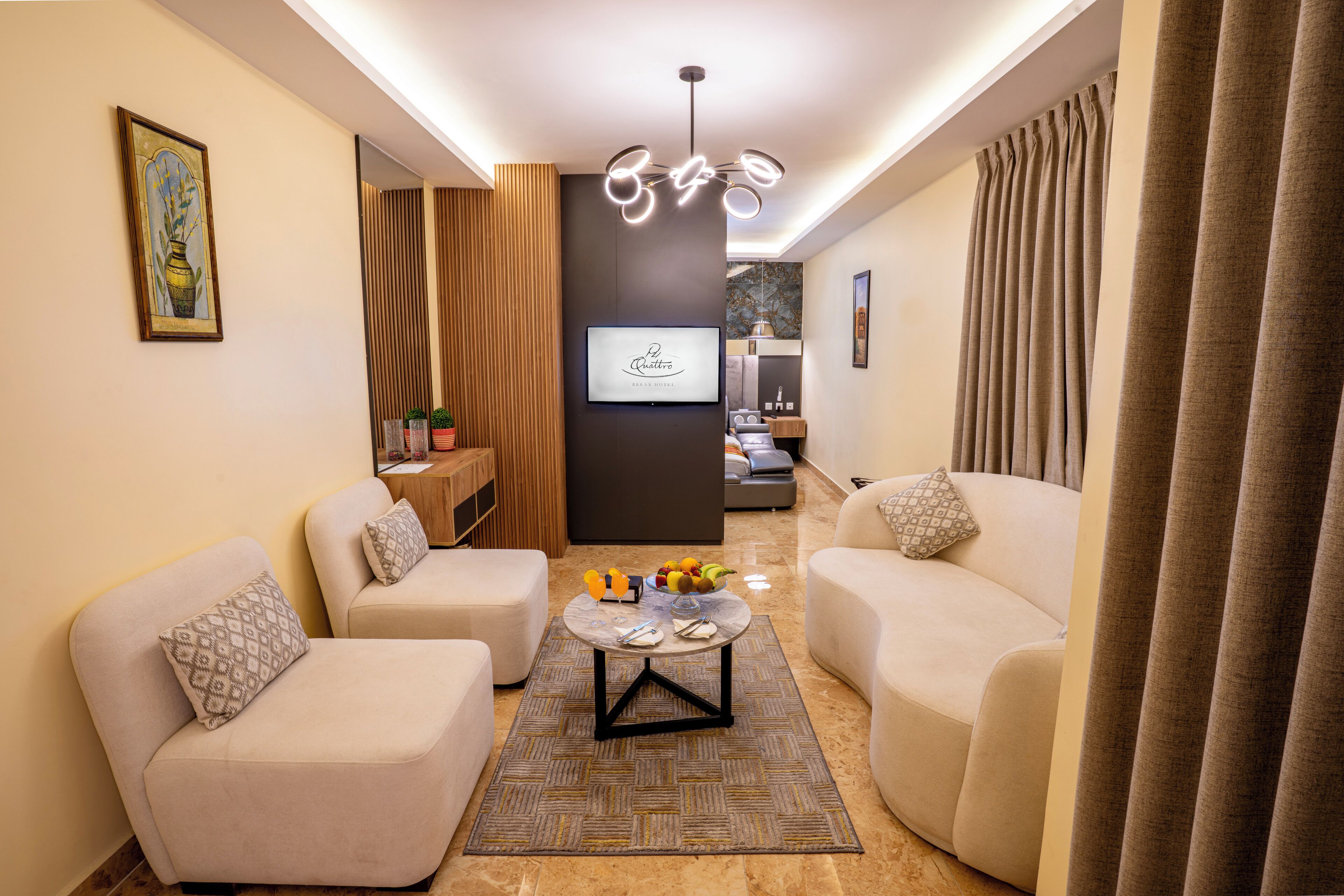 Deluxe Suite with Spa Bath | Khu phòng khách | TV LED 32-inch có truyền hình vệ tinh, TV, sách 