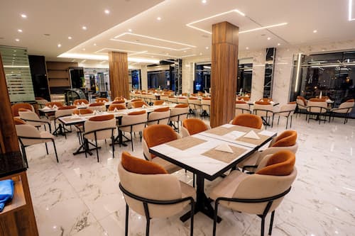 2 restaurants servant le petit déjeuner, le déjeuner et le dîner