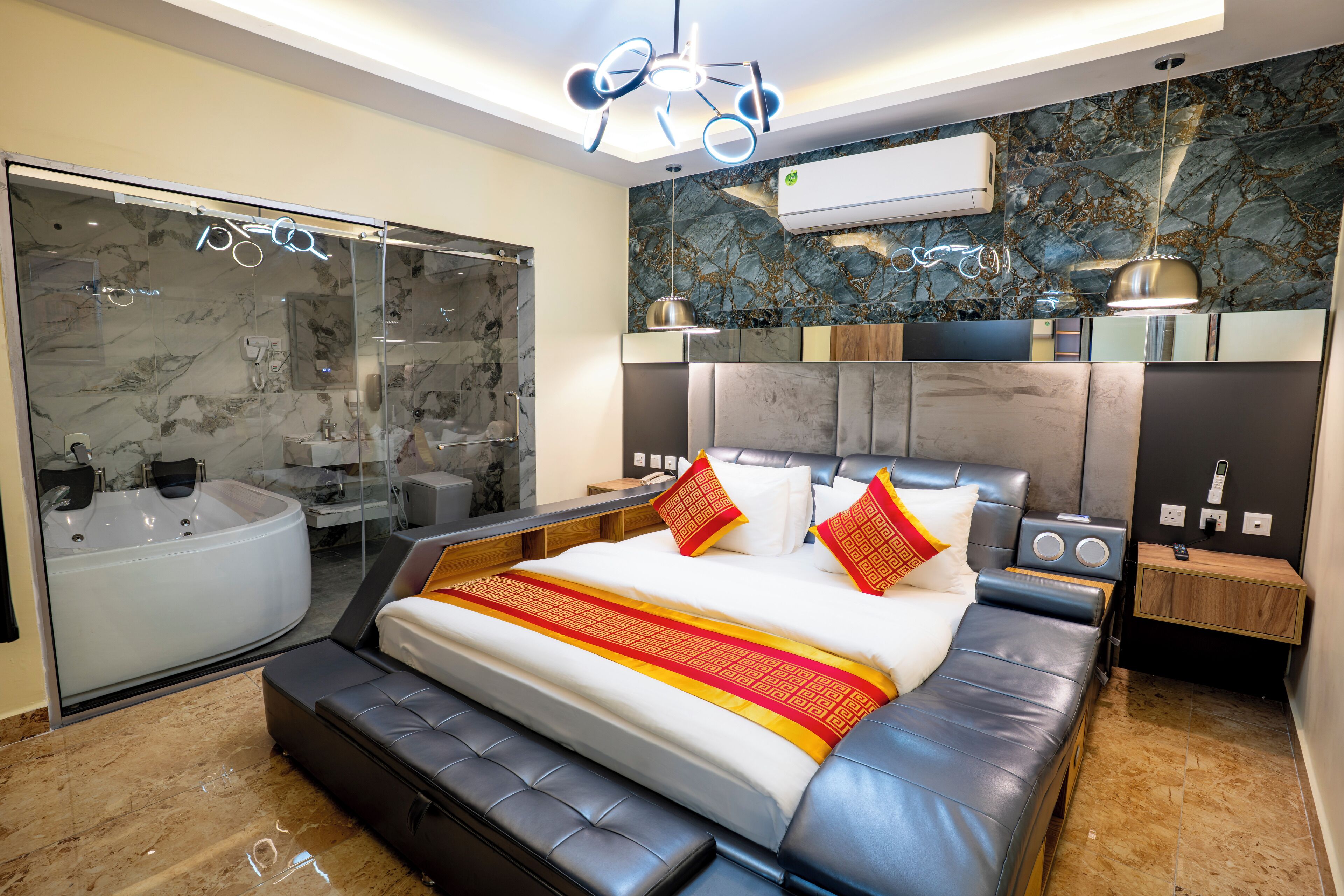 Deluxe Suite with Spa Bath | 1 bedroom, free minibar, in-room safe, blackout drapes