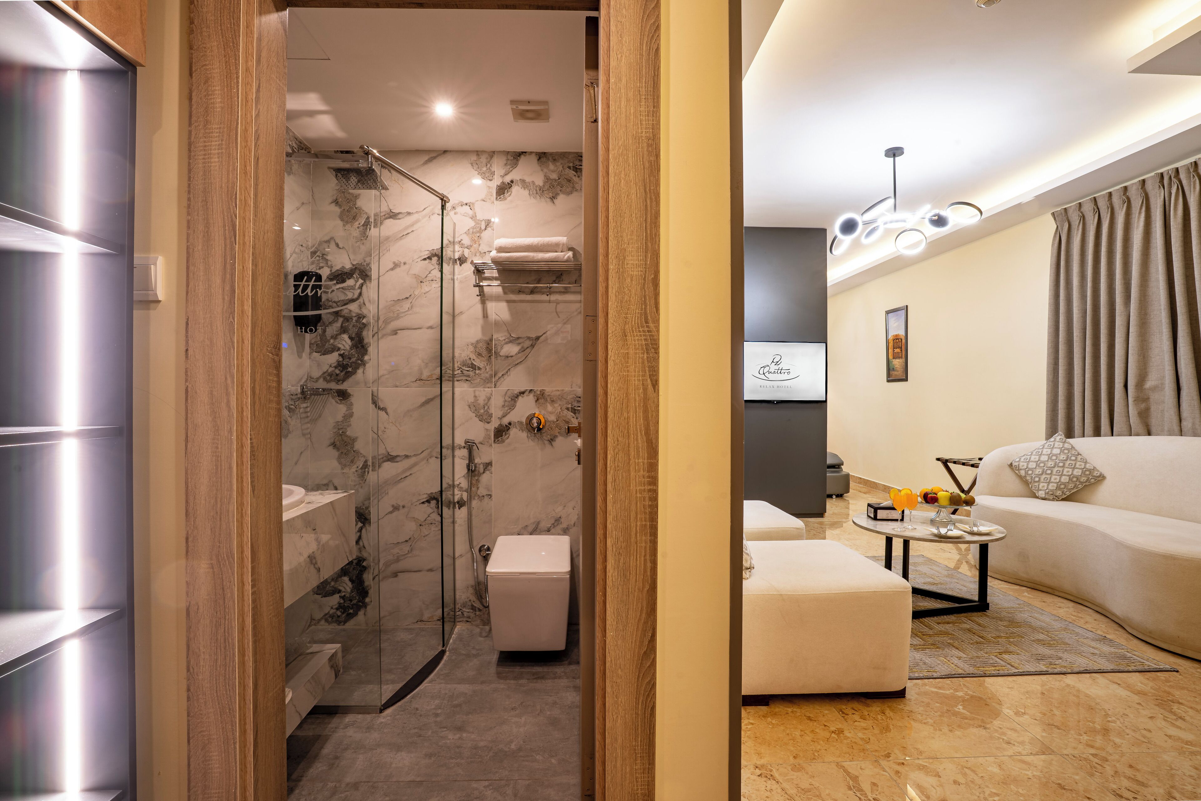 Une salle de bain moderne avec une douche à parois de verre et des toilettes.