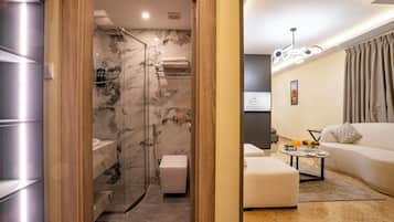 Une salle de bain moderne avec une douche à parois de verre et des toilettes.