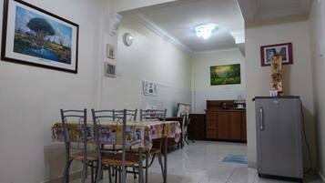 Apartment, 3 Bedrooms | Makan dalam bilik