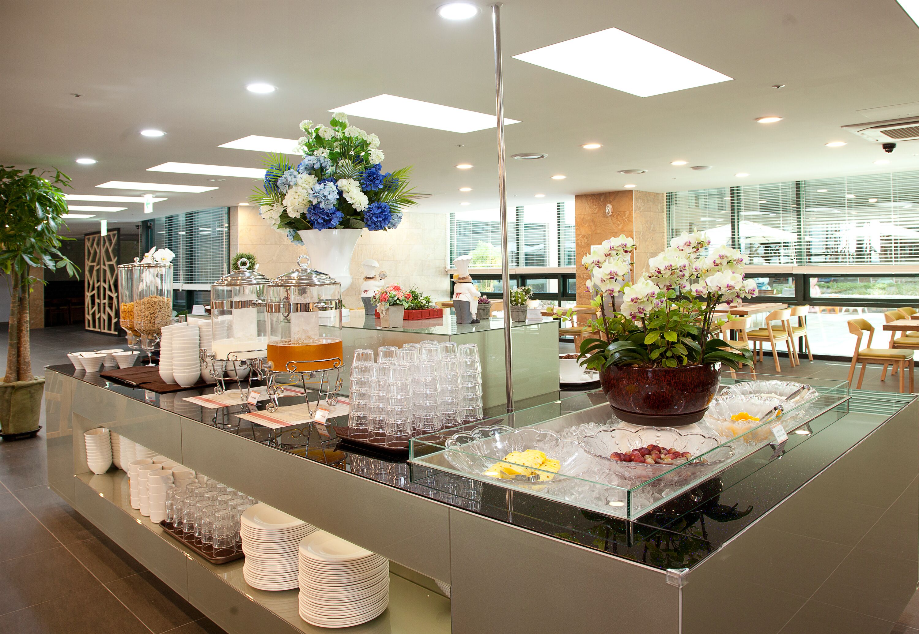 daily buffet breakfast (krw 22000 per person)