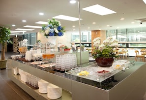A buffet area with various food items and glassware. - Hotel Skypark Kingstown Dongdaemun (Seoul)