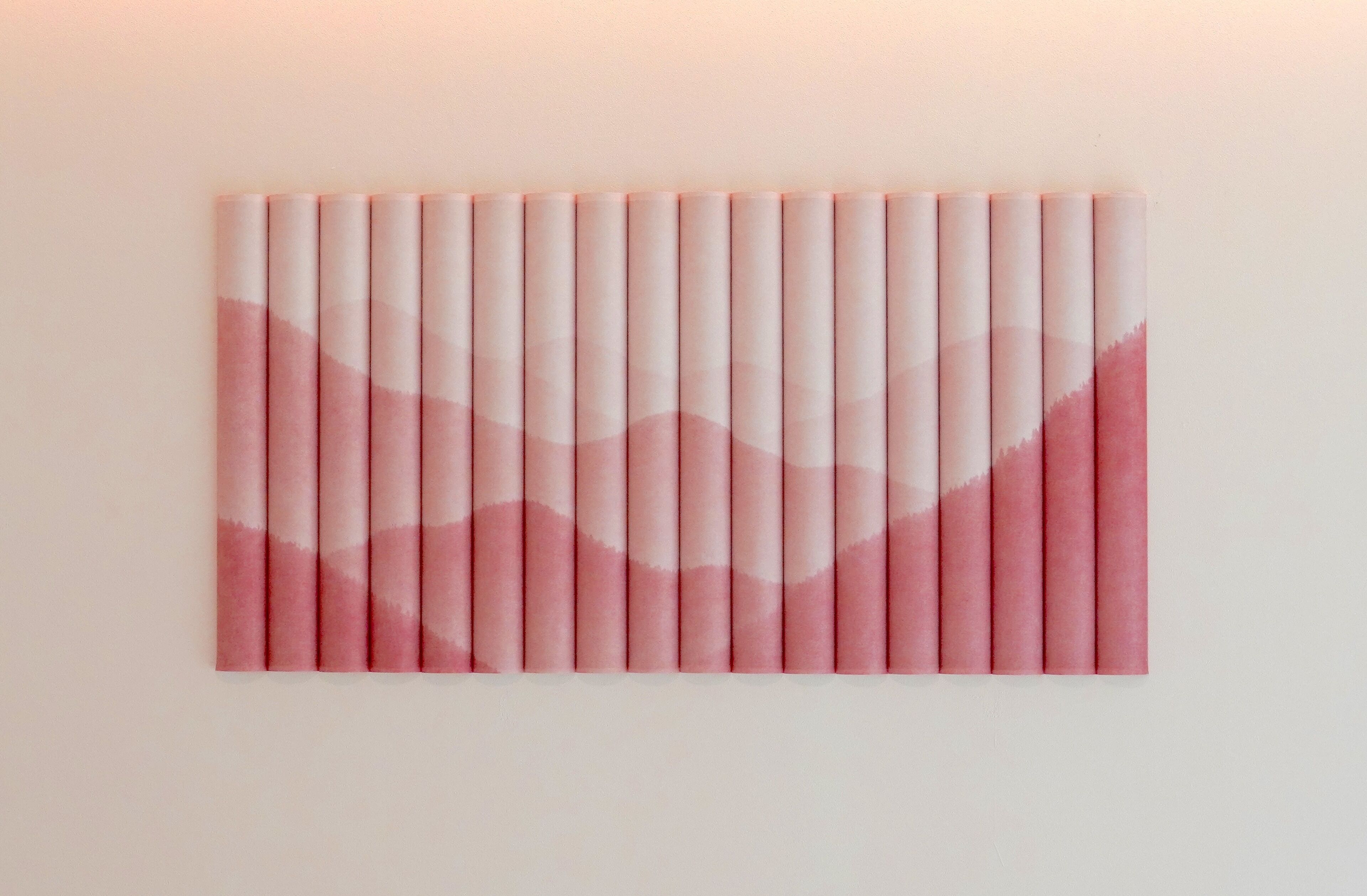 Una pared con una serie de paneles verticales dispuestos en un patrón de cuadrícula.
