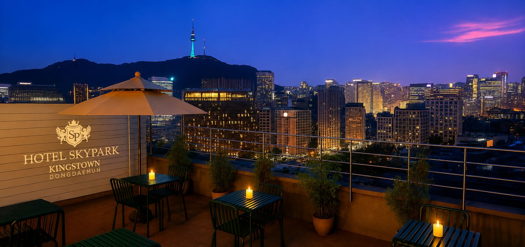 Terraza en la azotea de un hotel con vistas al horizonte de la ciudad, incluyendo una torre destacada.