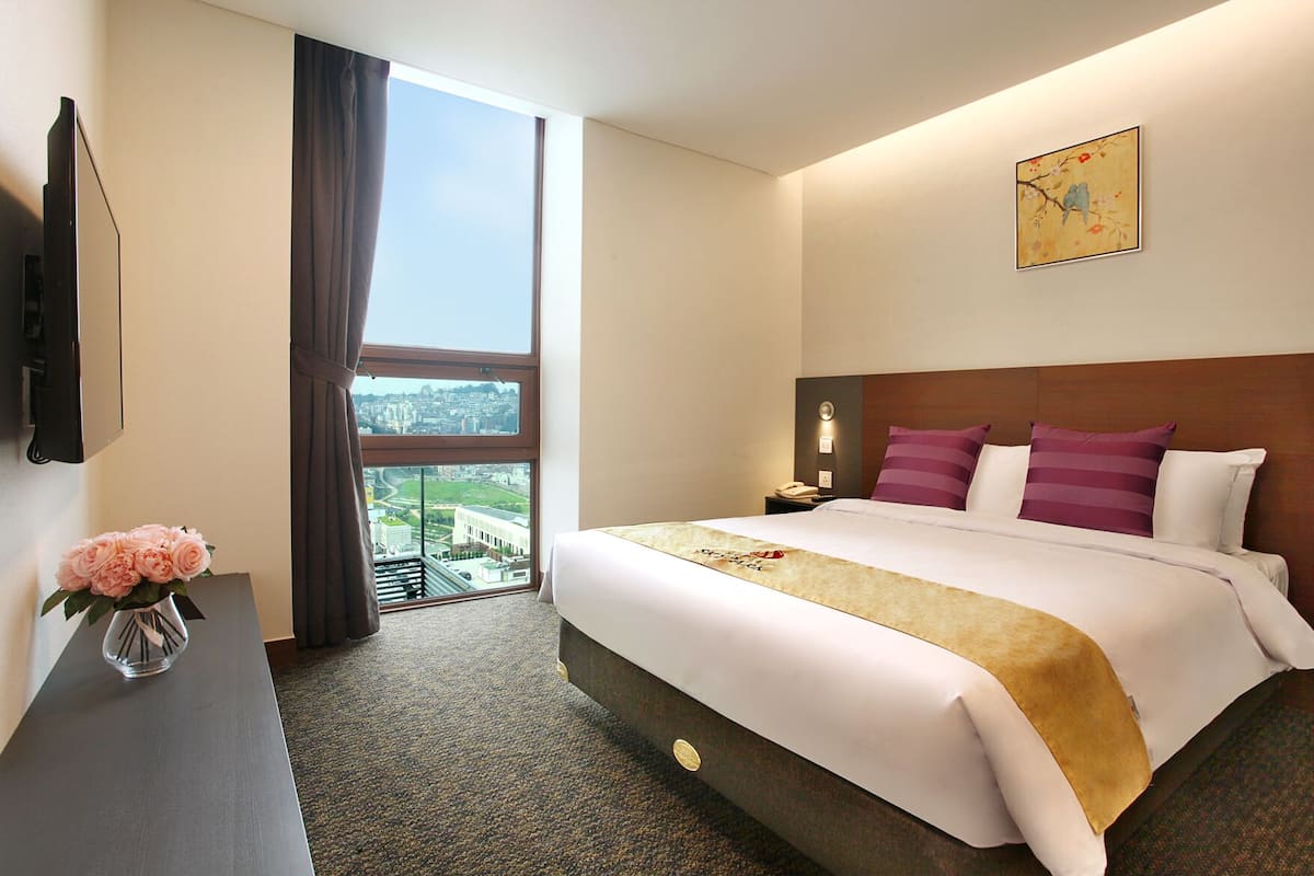 In-room safe, blackout drapes, soundproofing, cribs (free)
