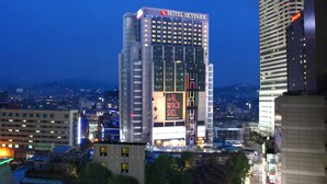 A high-rise hotel with a prominent sign reading "HOTEL SKYPARK". - Hotel Skypark Kingstown Dongdaemun (Seoul)