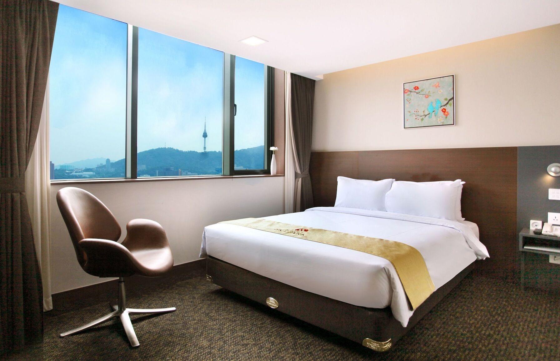 In-room safe, blackout drapes, soundproofing, cribs (free)