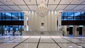 A spacious lobby with a marble floor, a reception desk, and a large chandelier. - Hotel Skypark Kingstown Dongdaemun (Seoul)