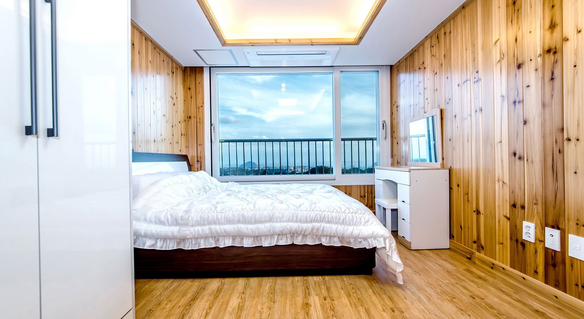 Soundproofing, free WiFi, bed sheets