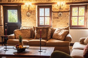 Casa tradicional, 5 habitaciones | Zona de estar | Una televisión LED, una chimenea, un reproductor de DVD