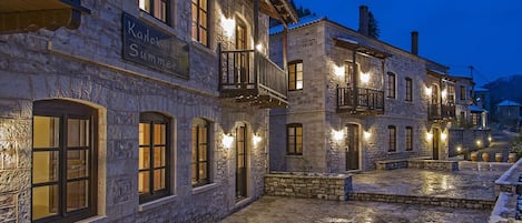 Fachada de la propiedad por la tarde o noche