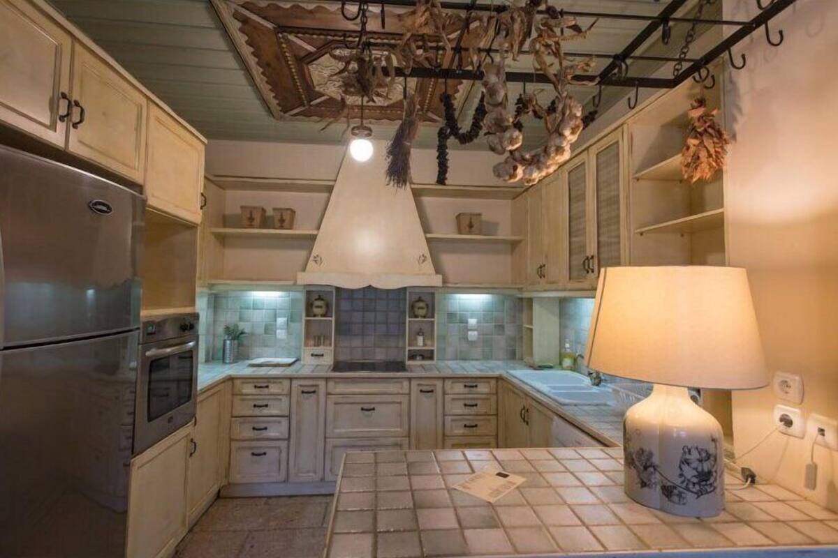 family suite | private kitchen | full-sized fridge, oven, stovetop, dishwasher