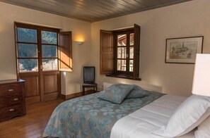 Premium bedding, soundproofing, iron/ironing board, free WiFi - Epoches Luxury Suites (Karpenisi)