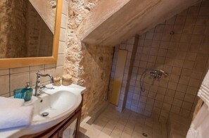 Designer-hygieniatuotteet, hiustenkuivaaja, tohvelit, pyyhkeet