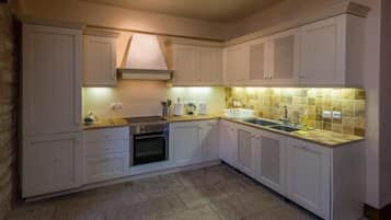 Double Room | Private kitchen | Full-size fridge, oven, stovetop, dishwasher