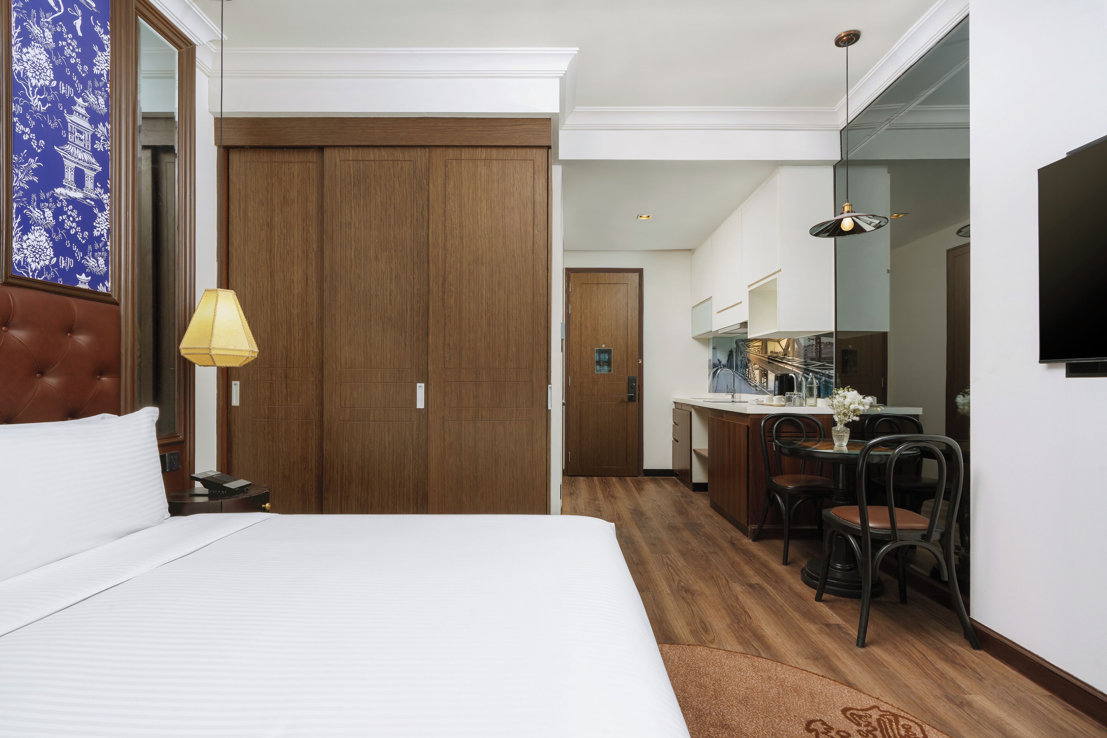 Studio Deluxe, 1 giường cỡ king, quang cảnh thành phố | Bộ đồ giường kháng dị ứng, két bảo mật tại phòng, trang trí khác biệt 