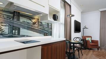 Kahvin-/teenkeitin, vedenkeitin, keittoastiat/astiat/ruokailuvälineet