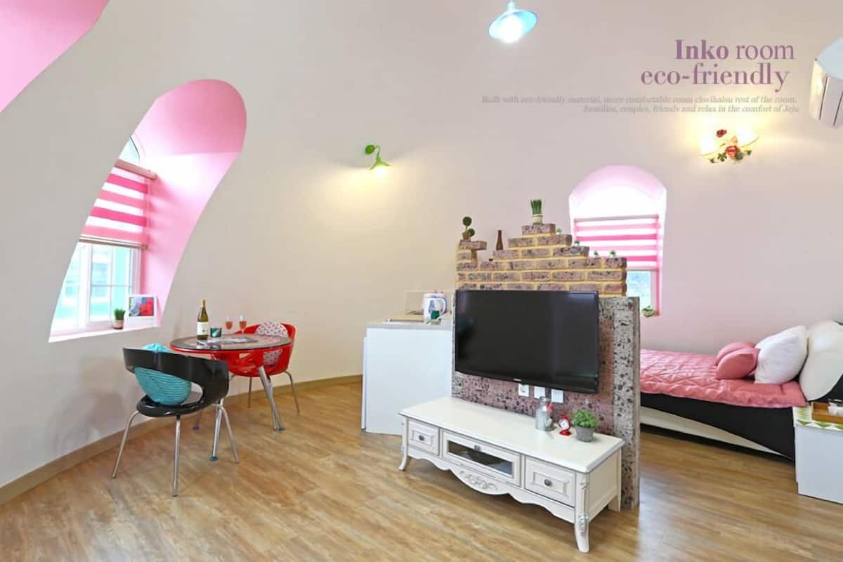 Inko 5,6 | Living area | Flat-screen TV