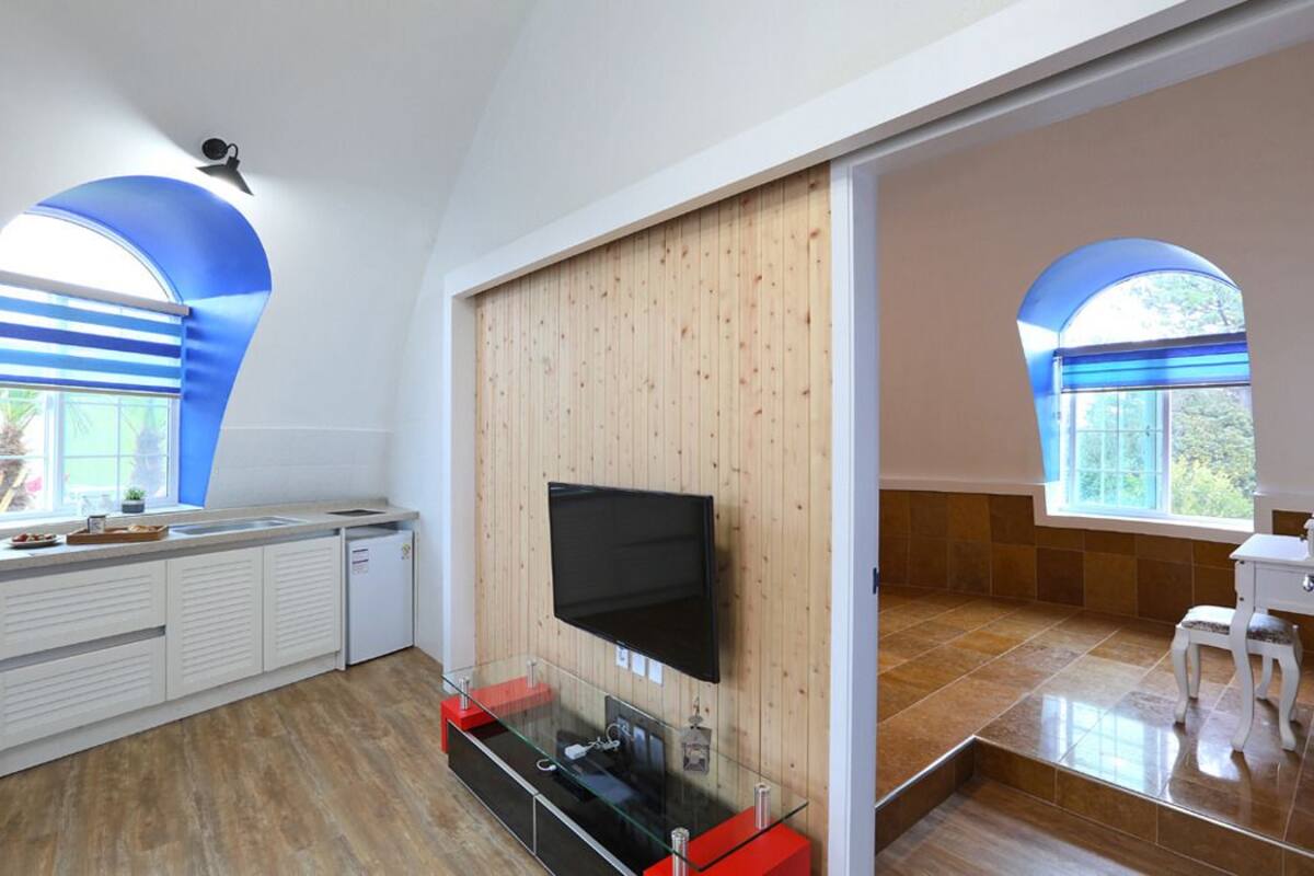 Hwangto (Ondol, 1 Bedroom) | Living area | Flat-screen TV
