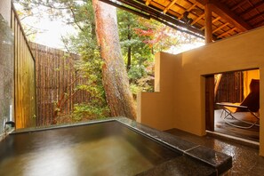 行政套房, 无烟房, 花园景观 (Japanese, Tea Room, Open Air Bath) | 浴室 | 免费洗浴用品、吹风机、拖鞋、电子马桶