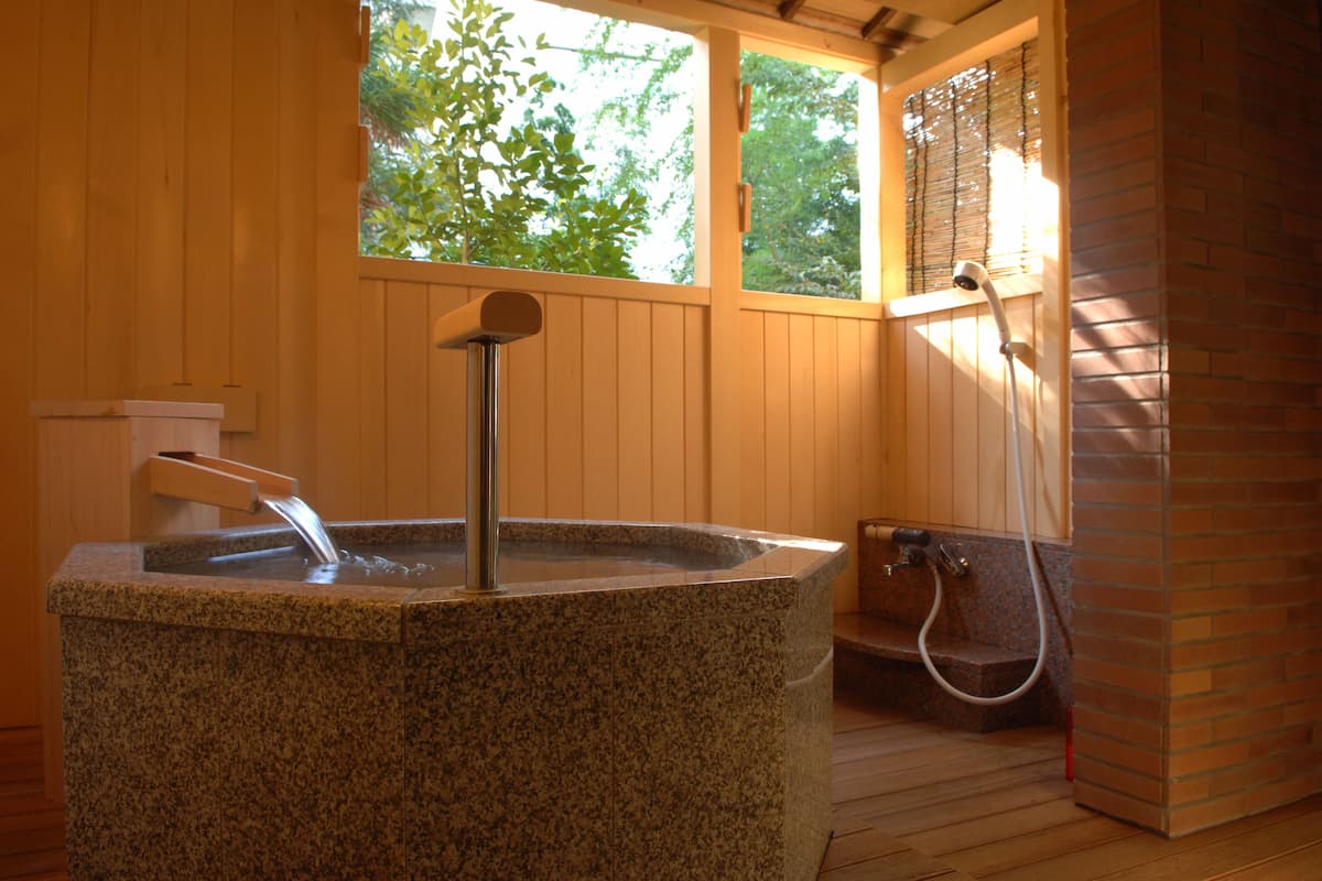 Executive suite, meerdere bedden, niet-roken, hot tub (Japanese Style, Futons, Open Air Bath) | Badkamer | Gratis toiletartikelen, een haardroger, pantoffels