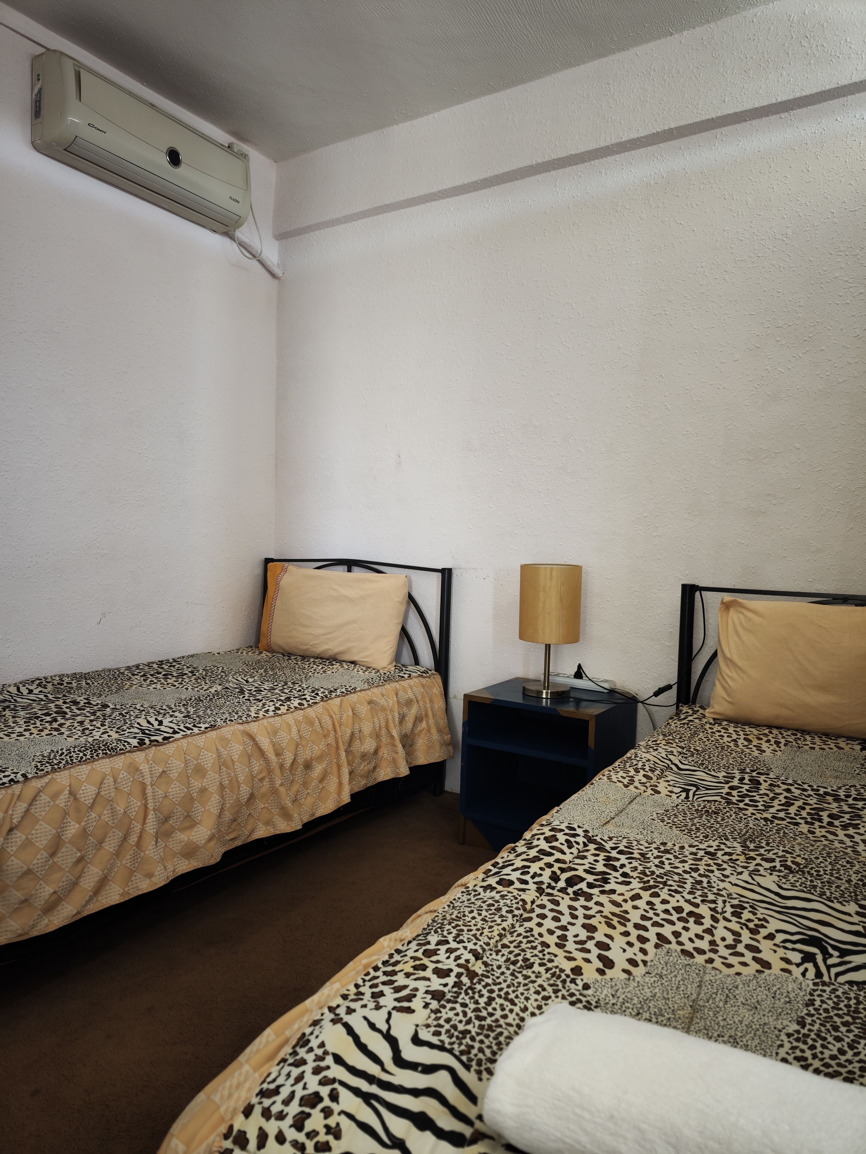 basic twin room, 2 single beds | free wifi, bed sheets