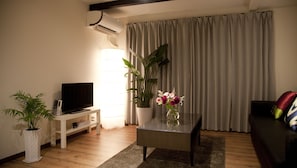 傳統客房 (1 Double bed + 3 Futons, Whole House) | 起居區 | 平面電視