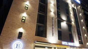 Facciata della struttura - sera/notte