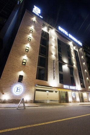 Front of property โ evening/night - Gimhae Brown Dot Hotel Waterpark (Gimhae)