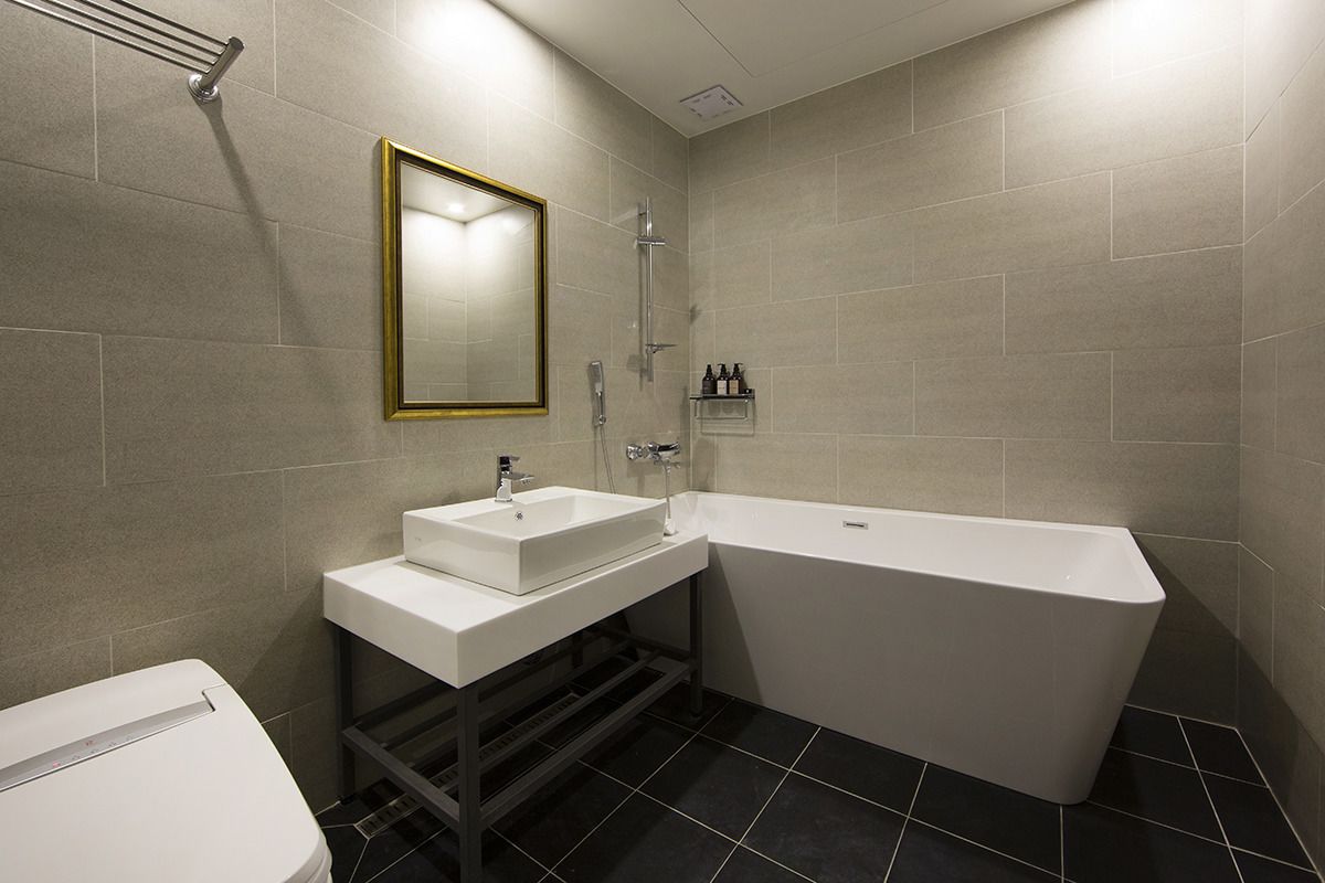 04 twin room | bathroom | free toiletries, hair dryer, dressing gowns, slippers