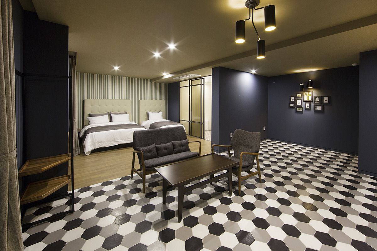 living area | flat-screen tv