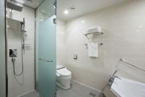 Ein modernes Badezimmer mit Duschkabine, Toilette, Waschbecken und Badewanne.