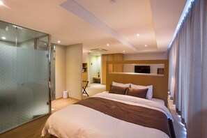 Suite (B) | Desk, blackout drapes, soundproofing, free WiFi - Dong Gyeong Hotel (Tongyeong)