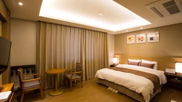 Suite (A) | Desk, blackout drapes, soundproofing, free WiFi