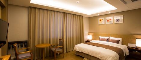 Suite (A) | Schreibtisch, Verdunkelungsvorhänge, schallisolierte Zimmer