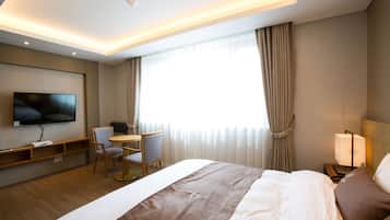 Suite (A) | Desk, blackout drapes, soundproofing, free WiFi