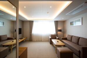 Suite (A) | Living area | Flat-screen TV, heated floors - Dong Gyeong Hotel (Tongyeong)