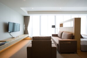 Suite (B) | Living area | Flat-screen TV, heated floors - Dong Gyeong Hotel (Tongyeong)