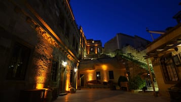 Vista frontal de la propiedad por la tarde o noche